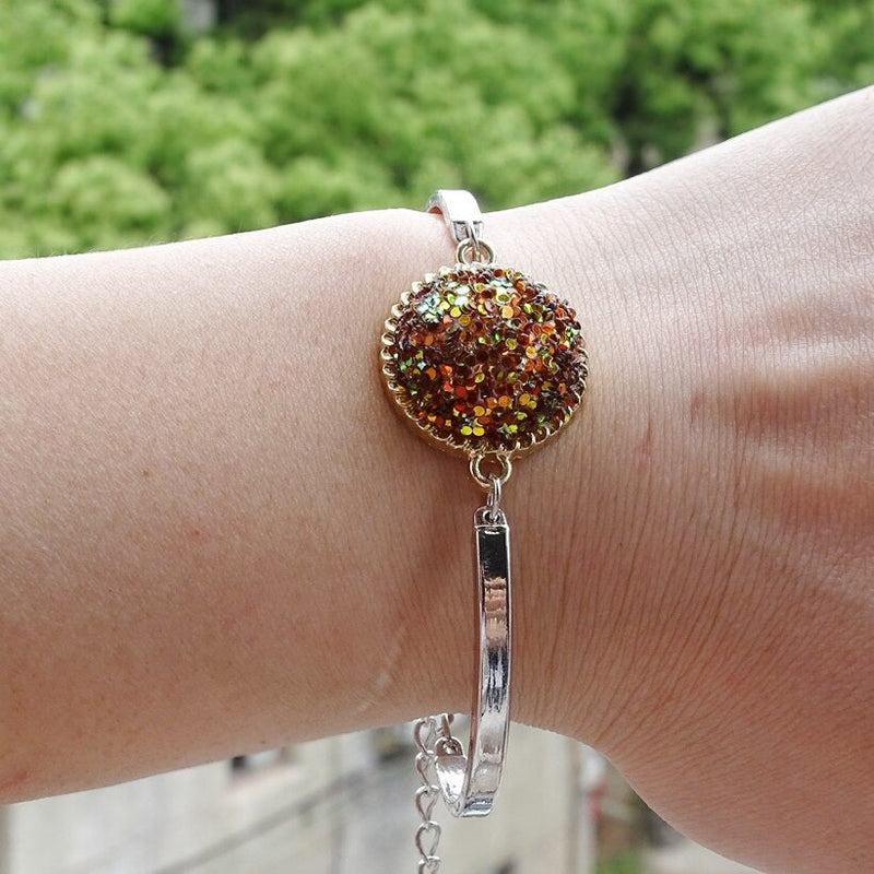 Bunte, glitzernde Armreifen mit Strasssteinen
