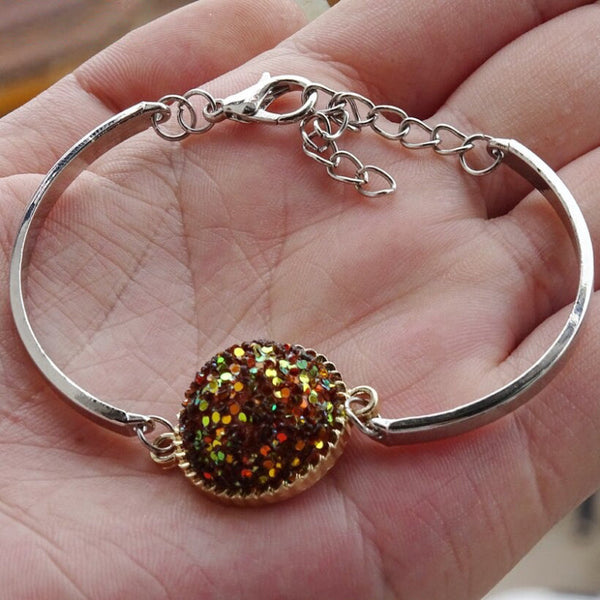 Bunte, glitzernde Armreifen mit Strasssteinen