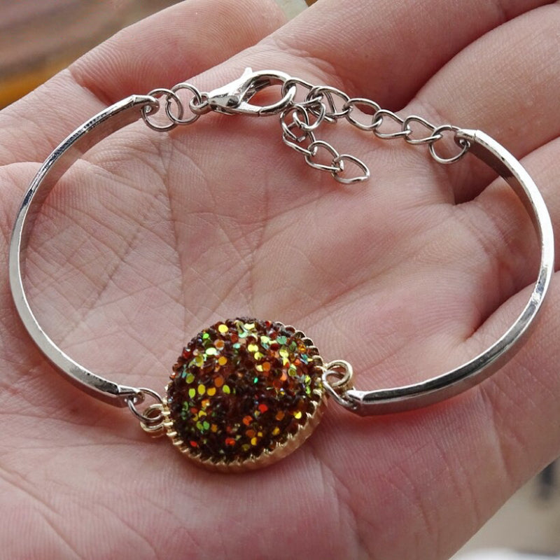 Bunte, glitzernde Armreifen mit Strasssteinen