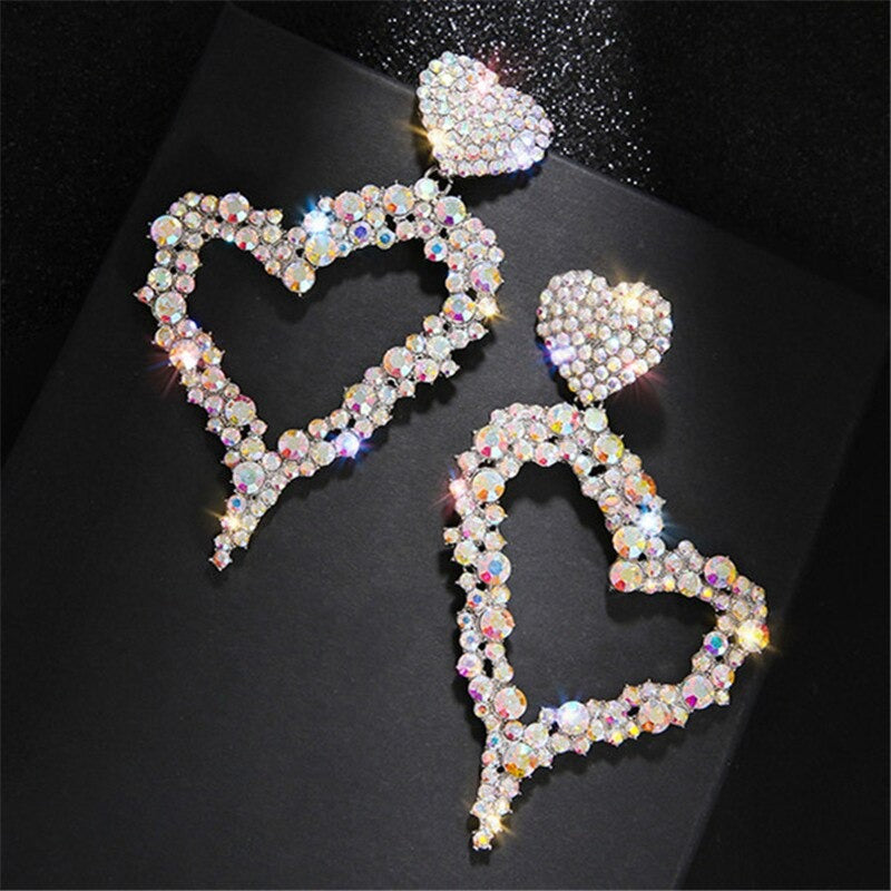 Bunte, mit Strasssteinen besetzte, übergroße Ohrhänger in Herzform