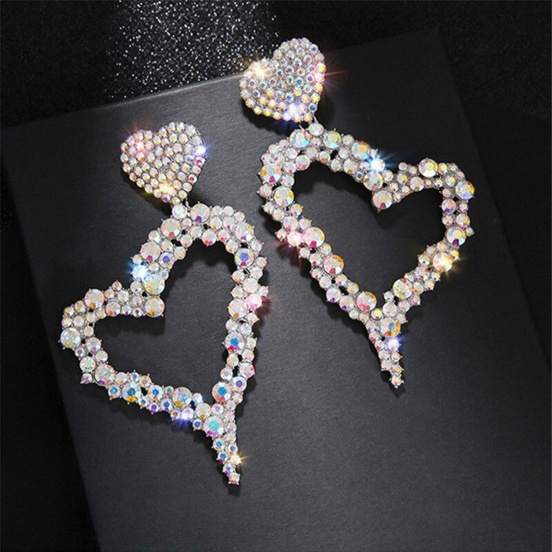 Bunte, mit Strasssteinen besetzte, übergroße Ohrhänger in Herzform