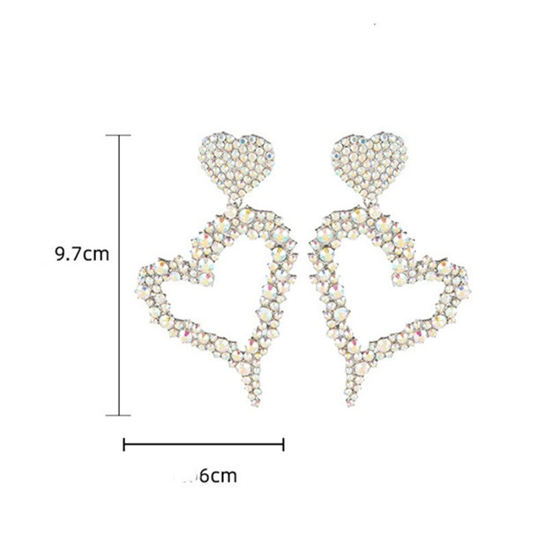Bunte, mit Strasssteinen besetzte, übergroße Ohrhänger in Herzform