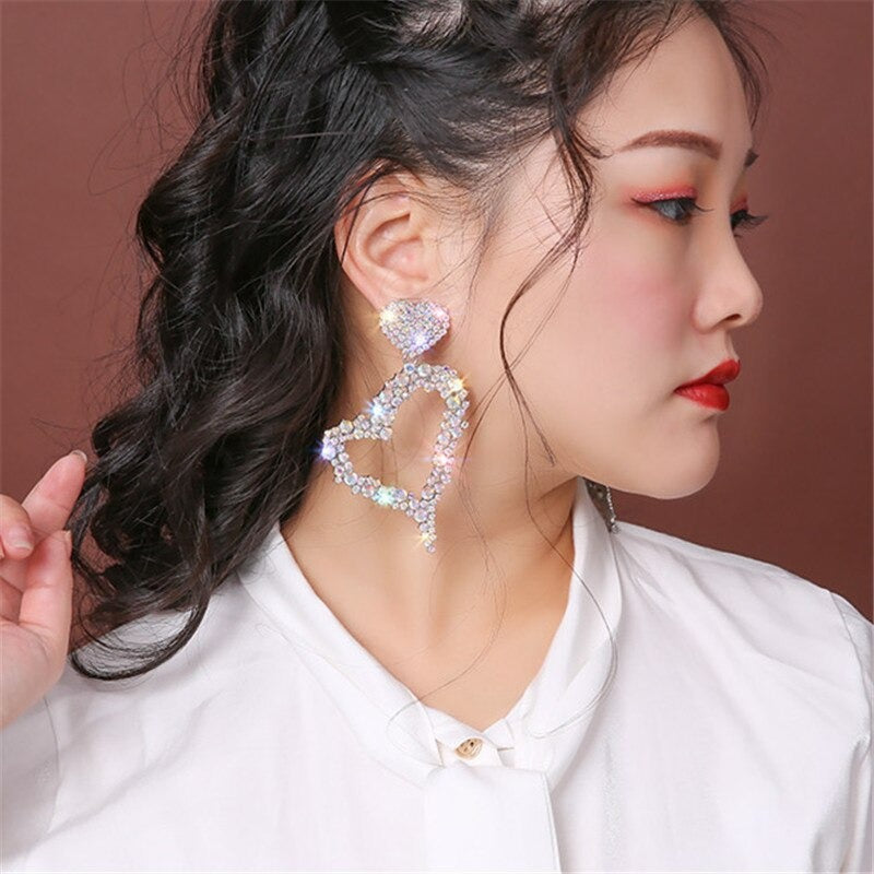 Bunte, mit Strasssteinen besetzte, übergroße Ohrhänger in Herzform