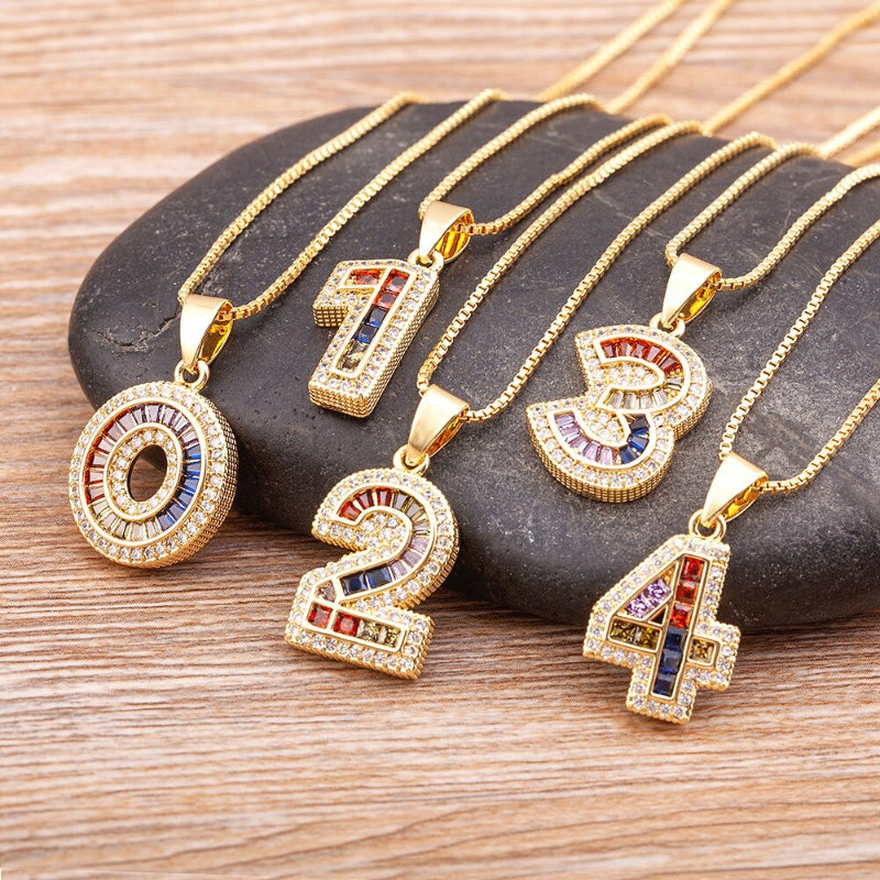 Halsketten mit bunten, mit Strasssteinen besetzten Zahlenanhängern von 0 bis 9