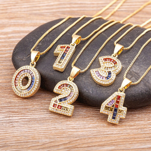 Halsketten mit bunten, mit Strasssteinen besetzten Zahlenanhängern von 0 bis 9