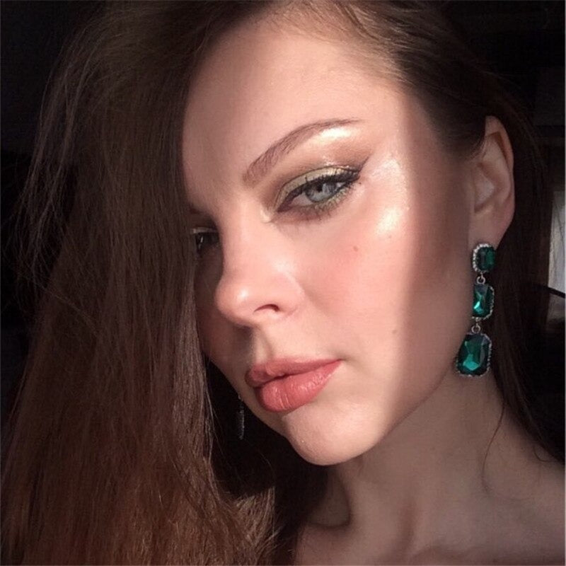 Lange, mit bunten Strasssteinen besetzte Tropfenohrringe