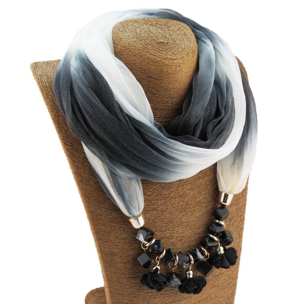 Farbenfroher Sommer-Chiffonschal mit geometrischen Blumenperlen