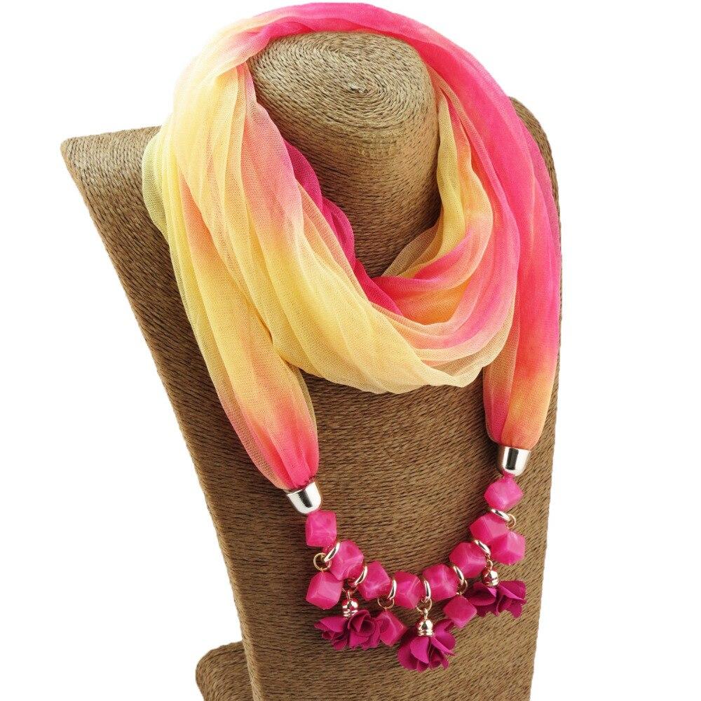 Farbenfroher Sommer-Chiffonschal mit geometrischen Blumenperlen