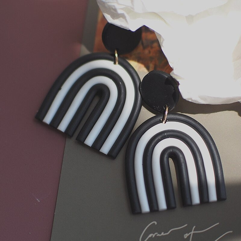 Bunte U-förmige hängende süße modische Tropfenohrringe