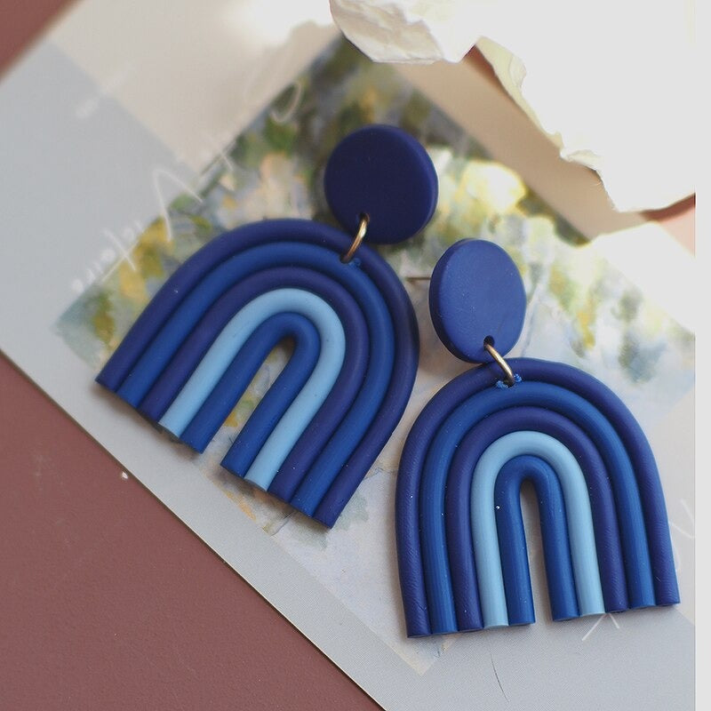 Bunte U-förmige hängende süße modische Tropfenohrringe