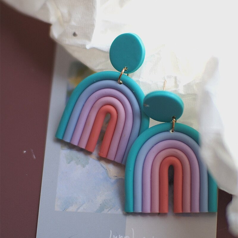 Bunte U-förmige hängende süße modische Tropfenohrringe