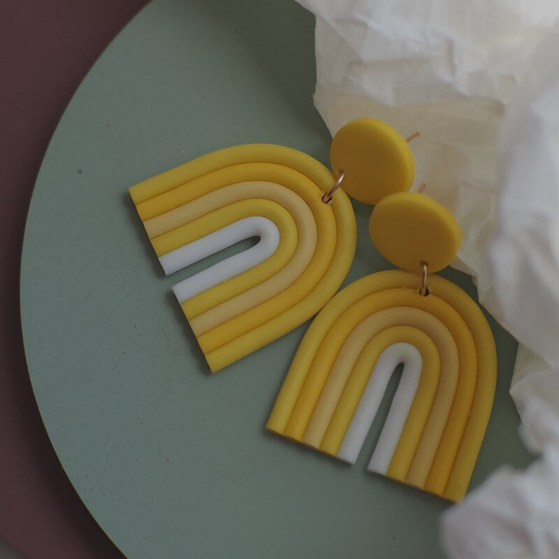 Bunte U-förmige hängende süße modische Tropfenohrringe