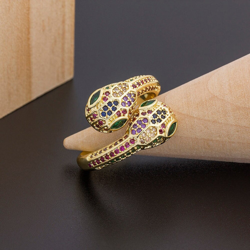 Bunte, mit Zirkonen besetzte, verstellbare Ringe in Schlangenform