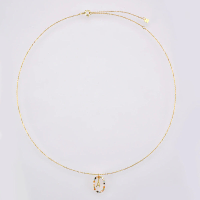 Personalisierte Halsketten mit bunten Zirkonia-Verzierungen und Anfangsbuchstaben von A-Z