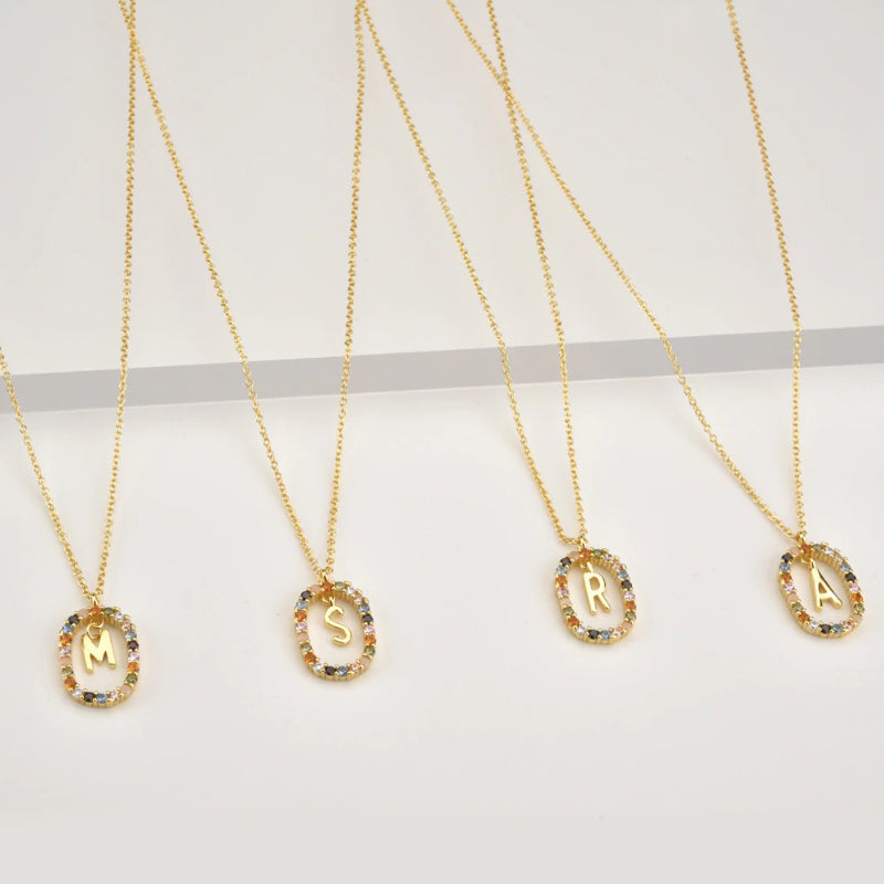 Personalisierte Halsketten mit bunten Zirkonia-Verzierungen und Anfangsbuchstaben von A-Z