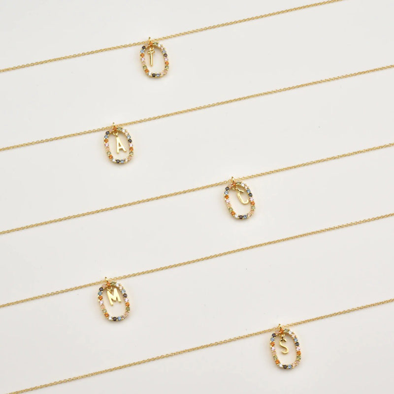 Personalisierte Halsketten mit bunten Zirkonia-Verzierungen und Anfangsbuchstaben von A-Z