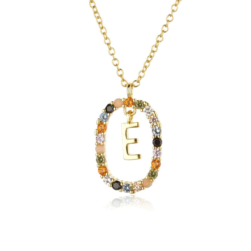 Personalisierte Halsketten mit bunten Zirkonia-Verzierungen und Anfangsbuchstaben von A-Z