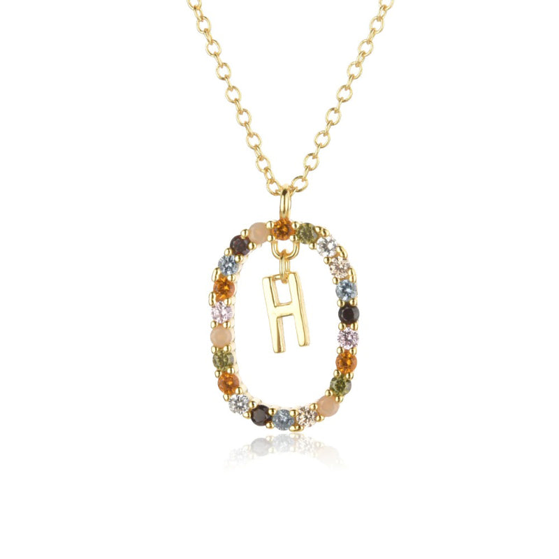 Personalisierte Halsketten mit bunten Zirkonia-Verzierungen und Anfangsbuchstaben von A-Z