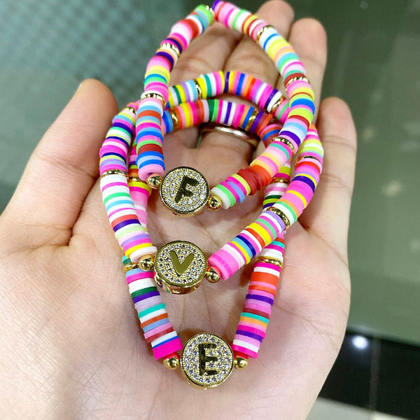 Bunte, mit Zirkonen besetzte, personalisierte Charm-Armbänder mit den Initialen A-Z