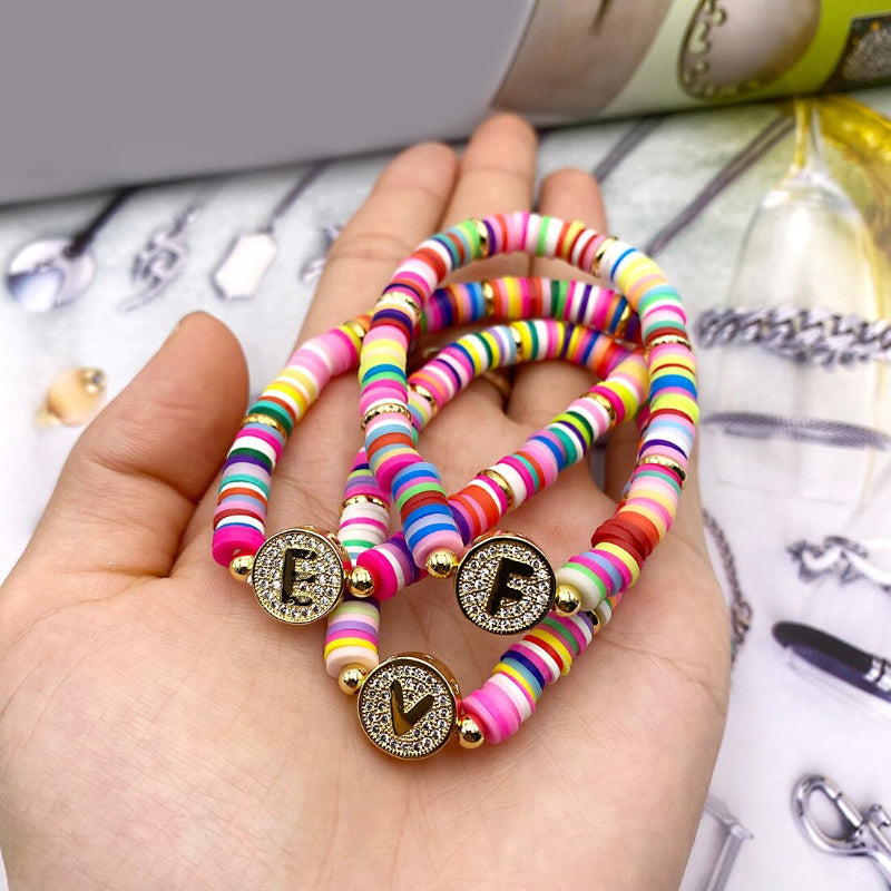 Bunte, mit Zirkonen besetzte, personalisierte Charm-Armbänder mit den Initialen A-Z