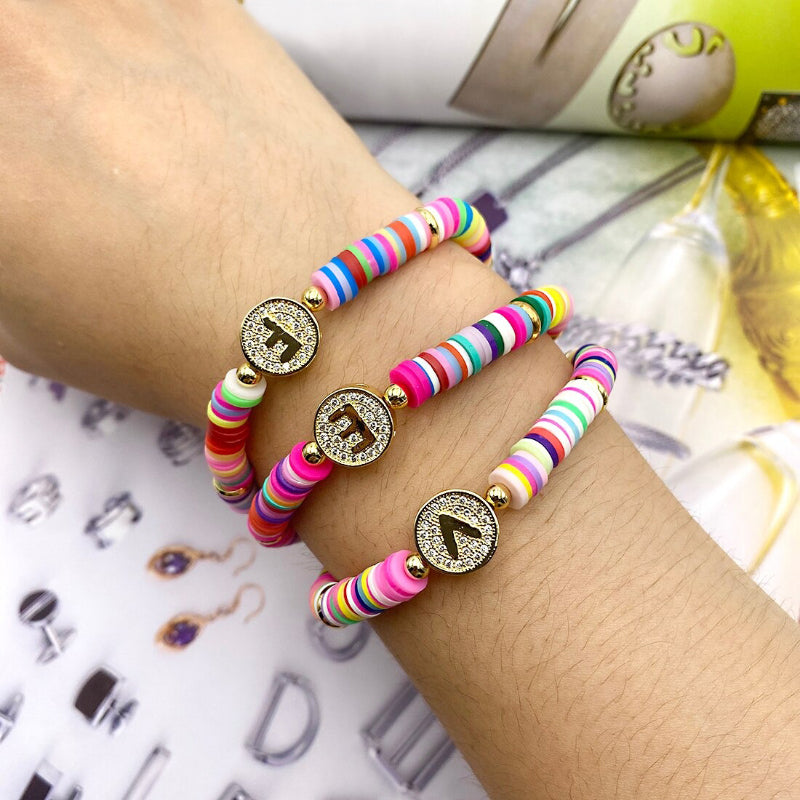 Bunte, mit Zirkonen besetzte, personalisierte Charm-Armbänder mit den Initialen A-Z