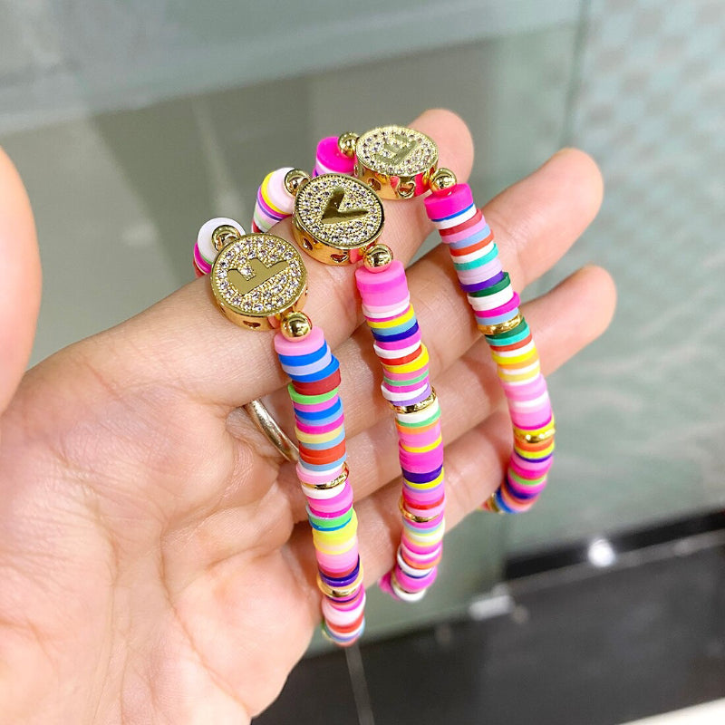 Bunte, mit Zirkonen besetzte, personalisierte Charm-Armbänder mit den Initialen A-Z