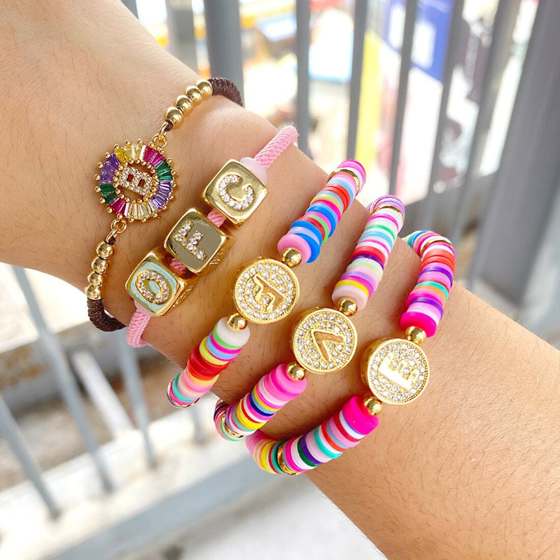 Bunte, mit Zirkonen besetzte, personalisierte Charm-Armbänder mit den Initialen A-Z