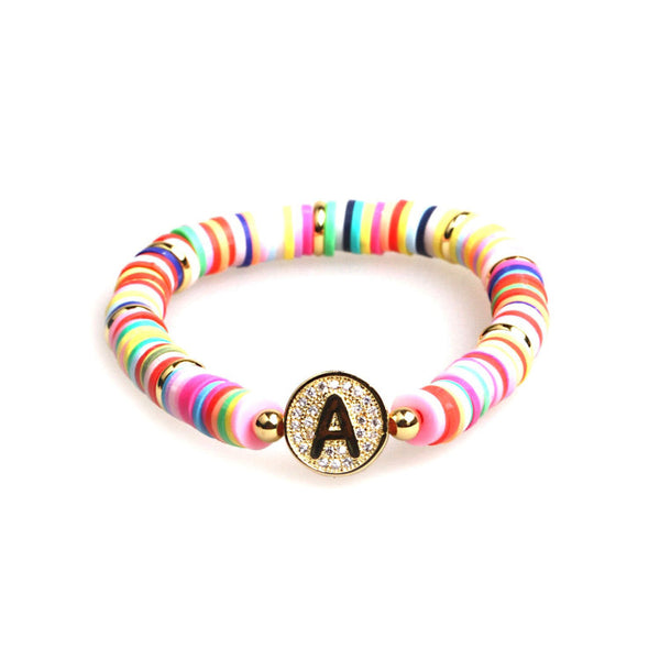 Bunte, mit Zirkonen besetzte, personalisierte Charm-Armbänder mit den Initialen A-Z