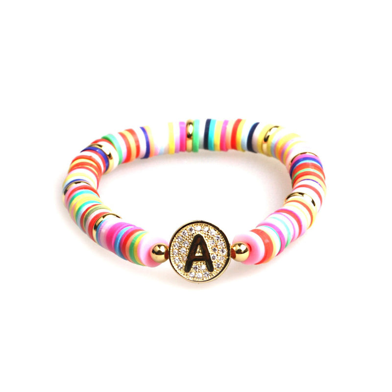 Bunte, mit Zirkonen besetzte, personalisierte Charm-Armbänder mit den Initialen A-Z