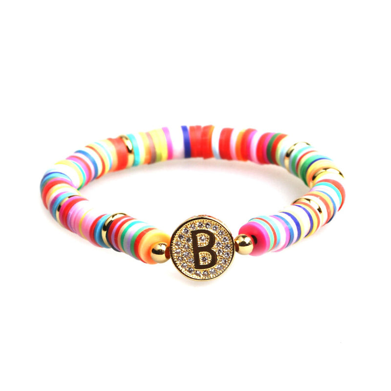 Bunte, mit Zirkonen besetzte, personalisierte Charm-Armbänder mit den Initialen A-Z