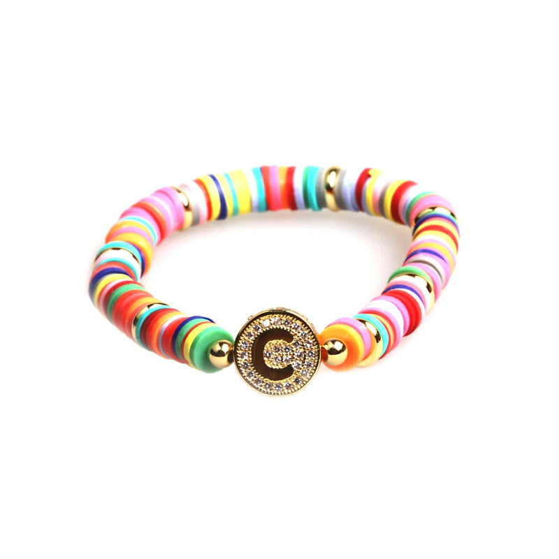 Bunte, mit Zirkonen besetzte, personalisierte Charm-Armbänder mit den Initialen A-Z