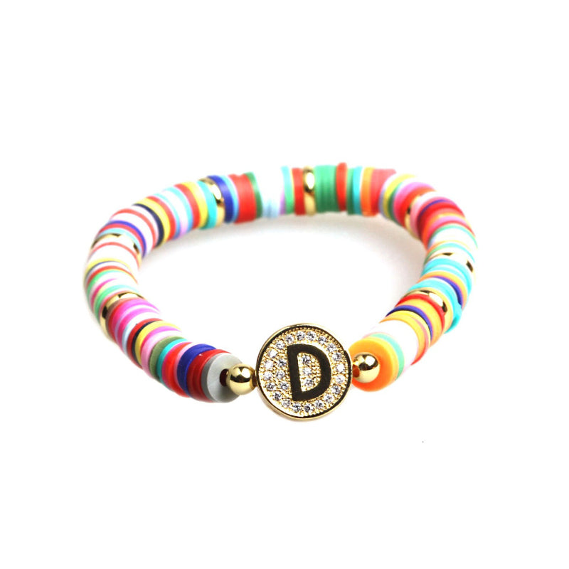 Bunte, mit Zirkonen besetzte, personalisierte Charm-Armbänder mit den Initialen A-Z