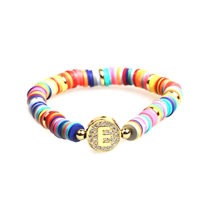 Bunte, mit Zirkonen besetzte, personalisierte Charm-Armbänder mit den Initialen A-Z