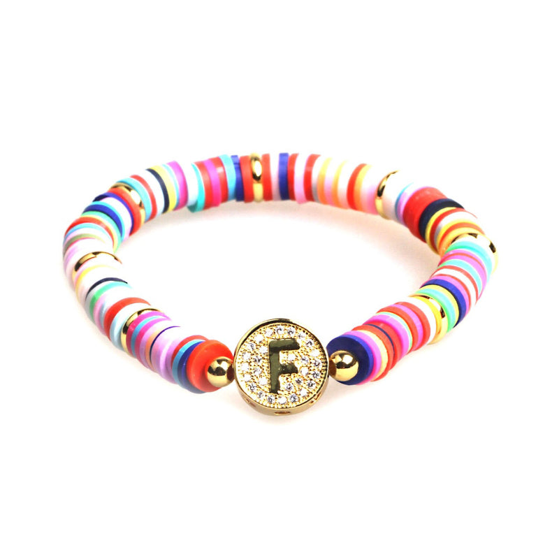 Bunte, mit Zirkonen besetzte, personalisierte Charm-Armbänder mit den Initialen A-Z