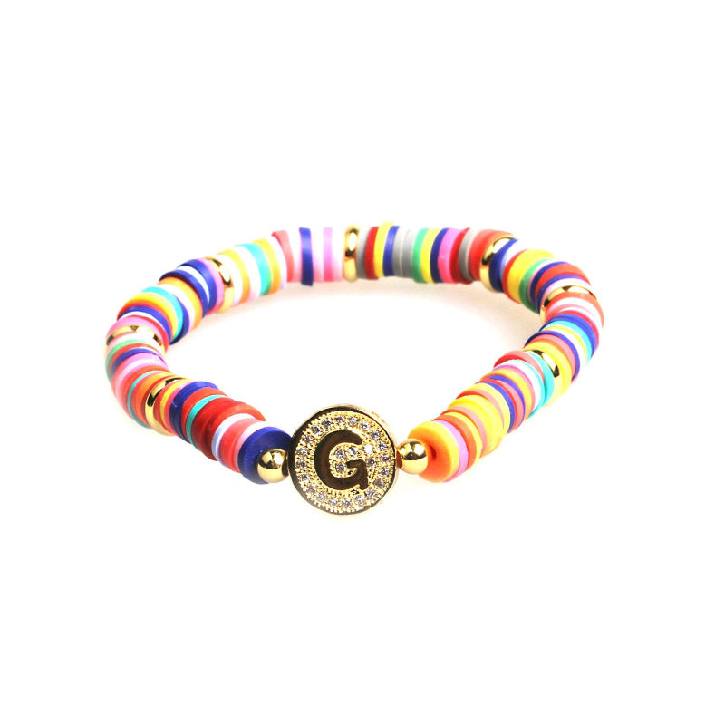 Bunte, mit Zirkonen besetzte, personalisierte Charm-Armbänder mit den Initialen A-Z