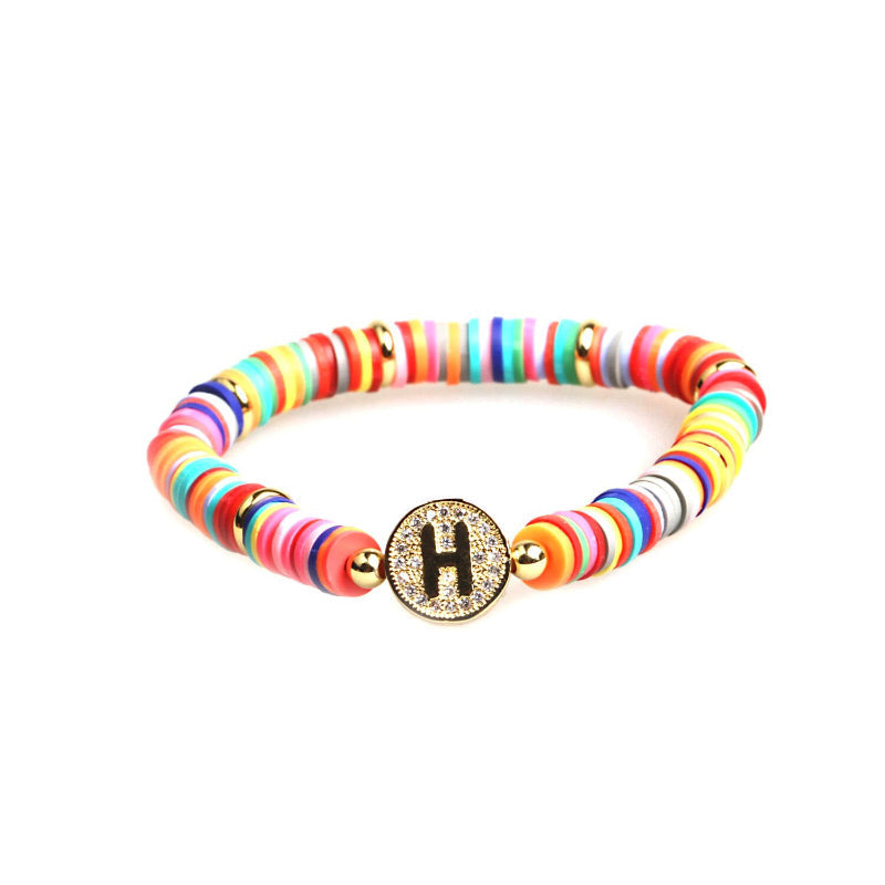 Bunte, mit Zirkonen besetzte, personalisierte Charm-Armbänder mit den Initialen A-Z