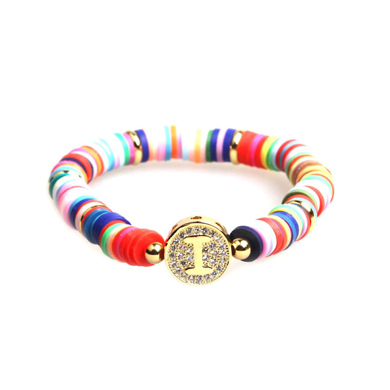 Bunte, mit Zirkonen besetzte, personalisierte Charm-Armbänder mit den Initialen A-Z