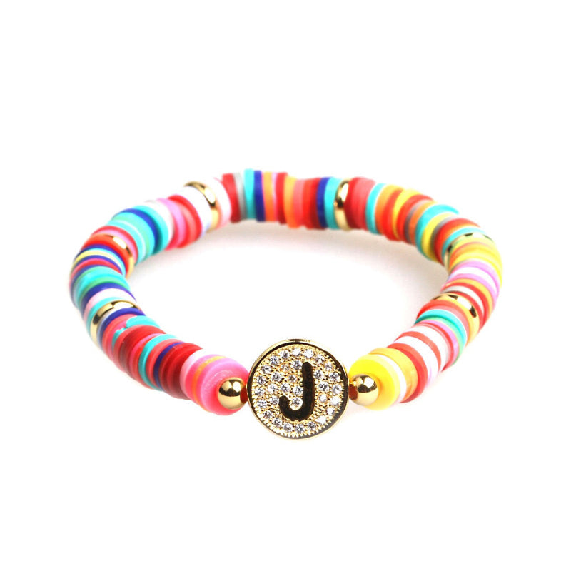 Bunte, mit Zirkonen besetzte, personalisierte Charm-Armbänder mit den Initialen A-Z