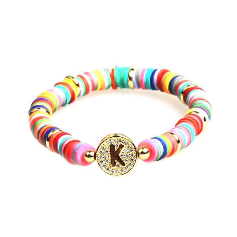 Bunte, mit Zirkonen besetzte, personalisierte Charm-Armbänder mit den Initialen A-Z
