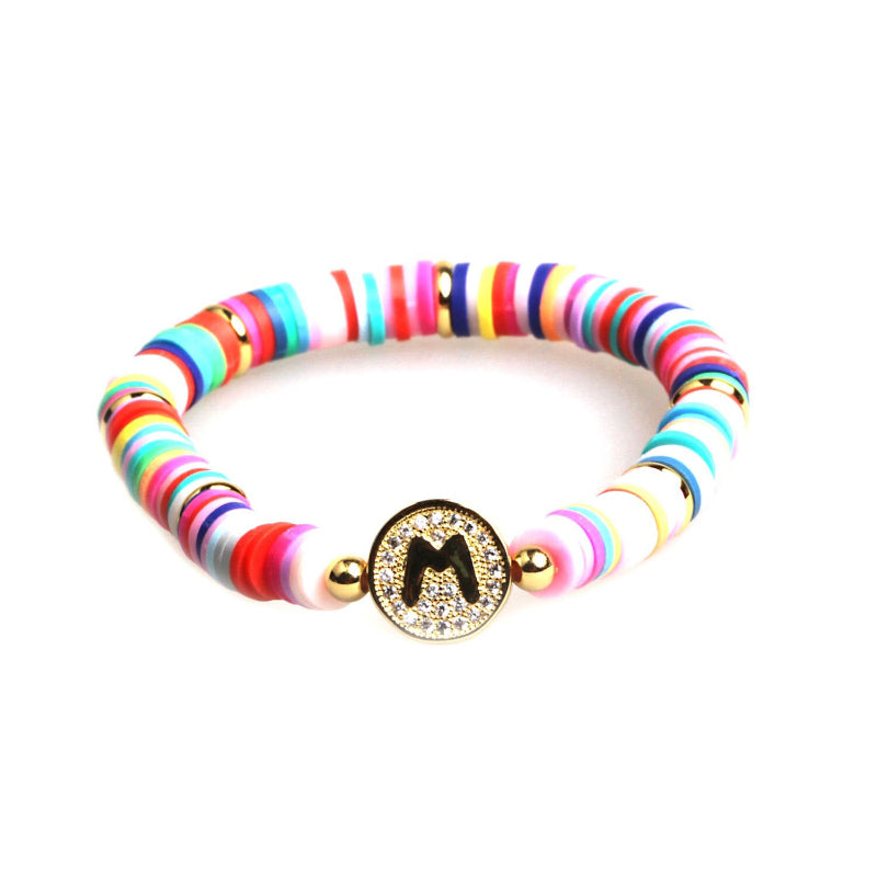 Bunte, mit Zirkonen besetzte, personalisierte Charm-Armbänder mit den Initialen A-Z