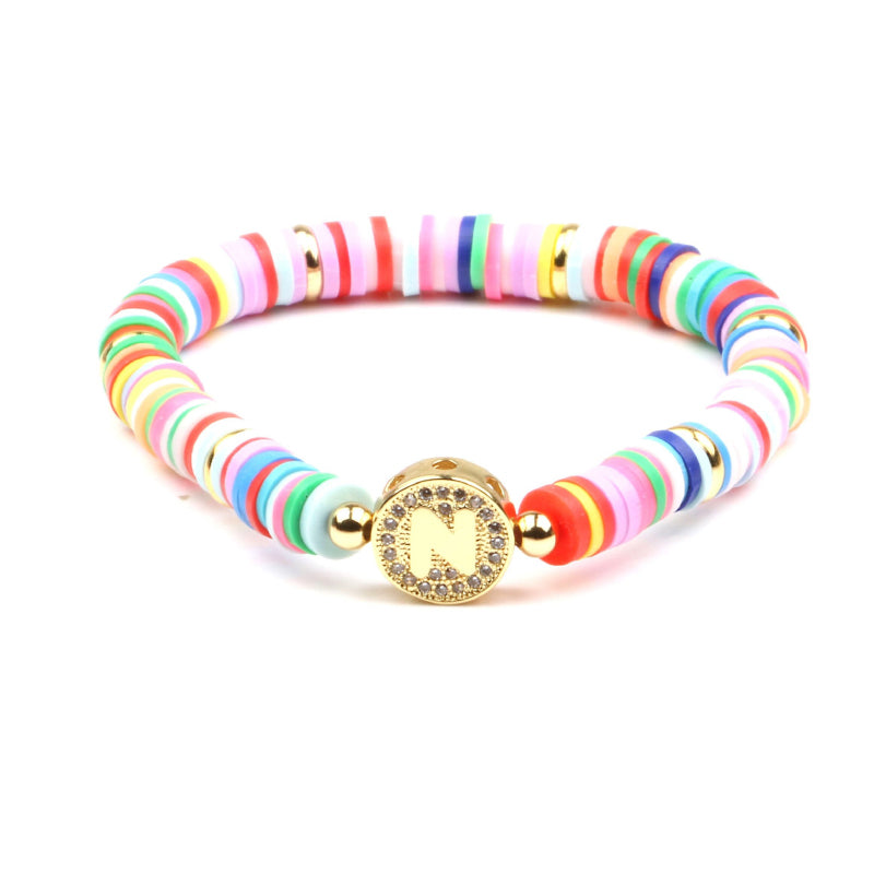 Bunte, mit Zirkonen besetzte, personalisierte Charm-Armbänder mit den Initialen A-Z