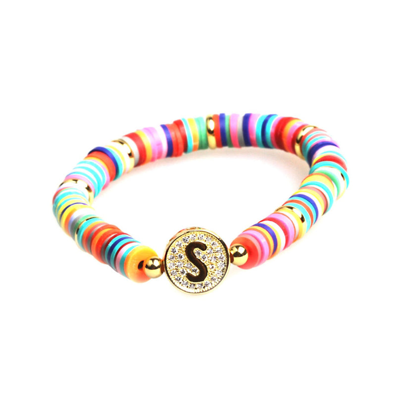 Bunte, mit Zirkonen besetzte, personalisierte Charm-Armbänder mit den Initialen A-Z