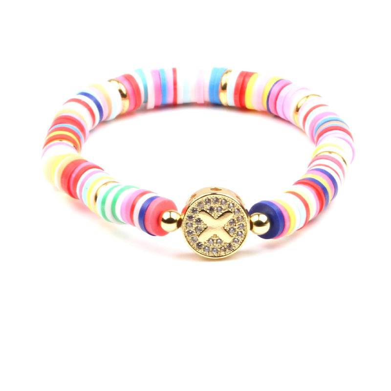 Bunte, mit Zirkonen besetzte, personalisierte Charm-Armbänder mit den Initialen A-Z