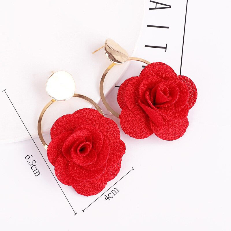 Bunte und süße Blumen-Ohrhänger in voller Blüte