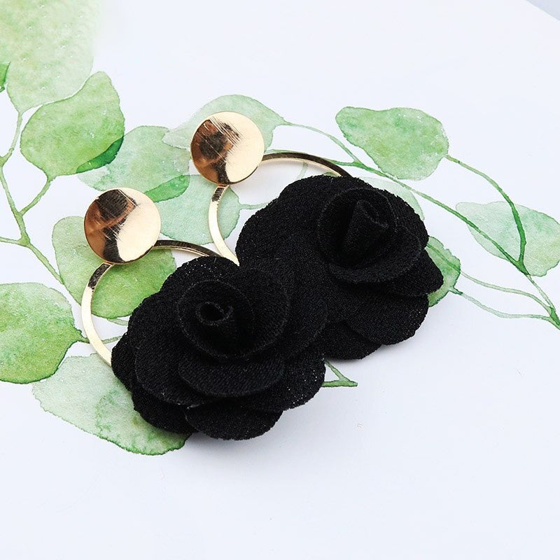 Bunte und süße Blumen-Ohrhänger in voller Blüte