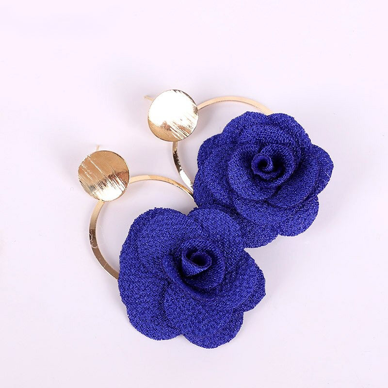 Bunte und süße Blumen-Ohrhänger in voller Blüte