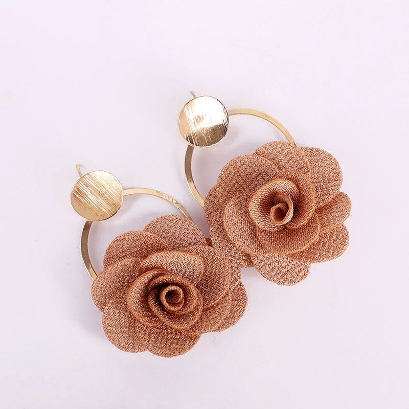 Bunte und süße Blumen-Ohrhänger in voller Blüte