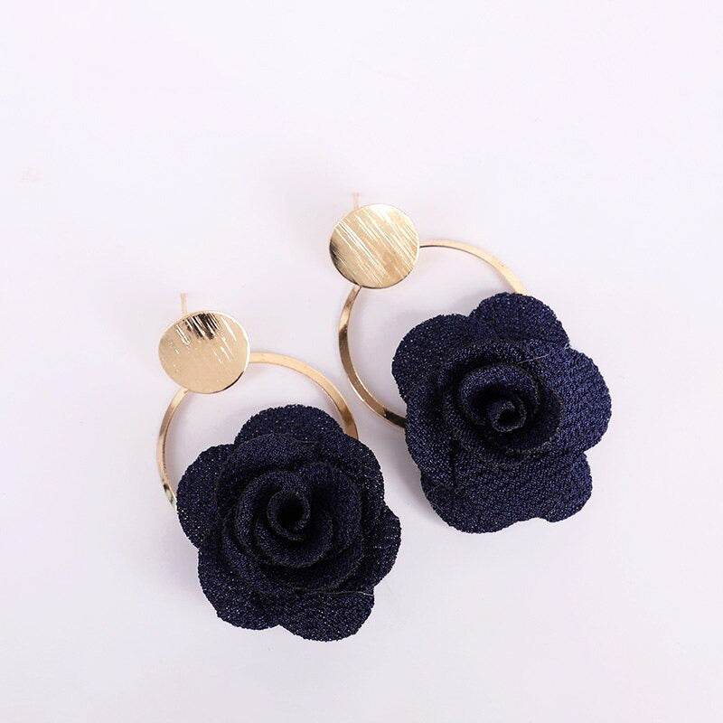 Bunte und süße Blumen-Ohrhänger in voller Blüte