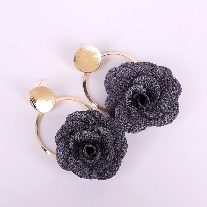 Bunte und süße Blumen-Ohrhänger in voller Blüte