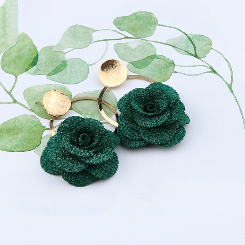 Bunte und süße Blumen-Ohrhänger in voller Blüte